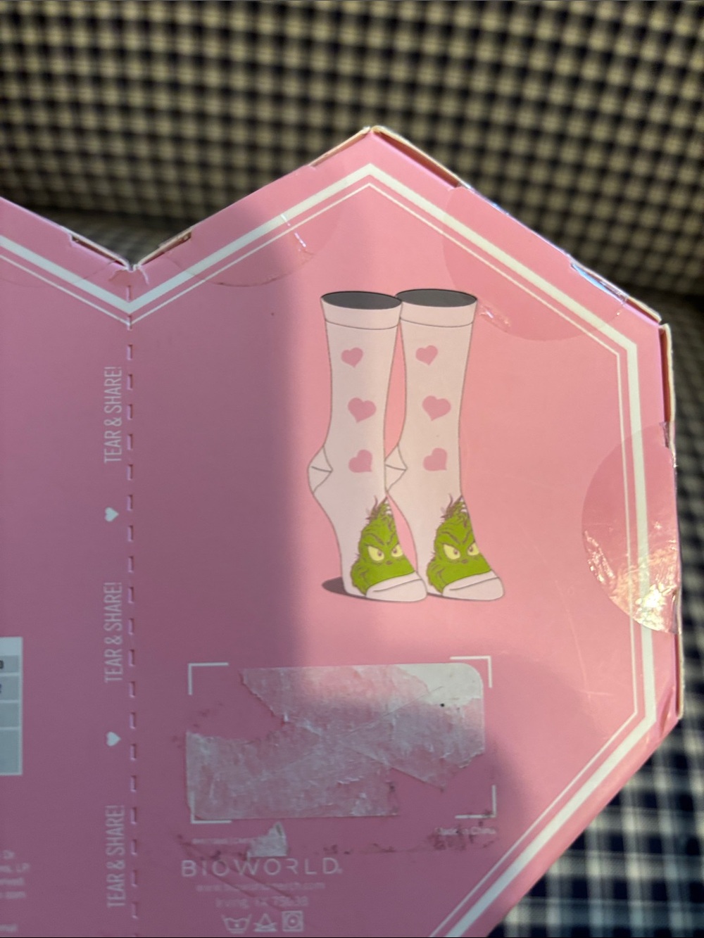 Bioworld The Grinch Pink and Green Crew Socks Gift Set set of two - Picture 3 of 5